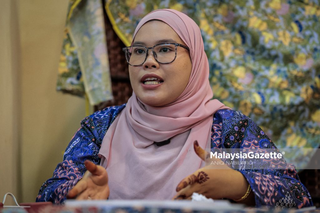 Dari hobi ke punca rezeki, belia Lenggong tekuni seni inai