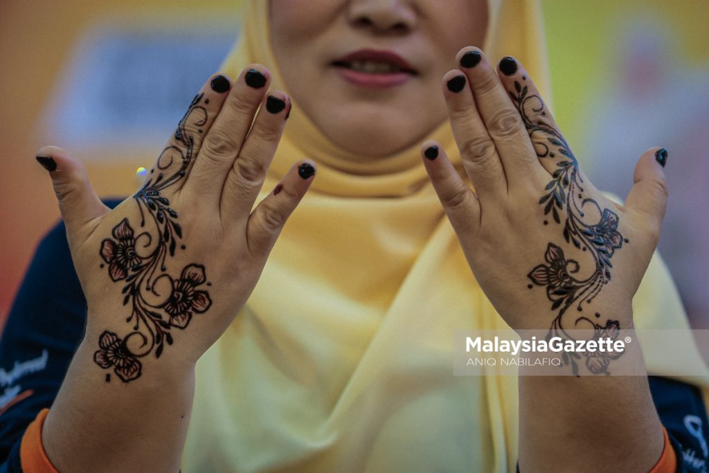 Dari hobi ke punca rezeki, belia Lenggong tekuni seni inai