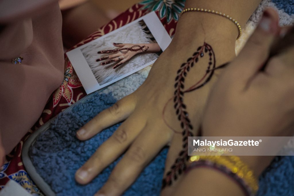 Dari hobi ke punca rezeki, belia Lenggong tekuni seni inai