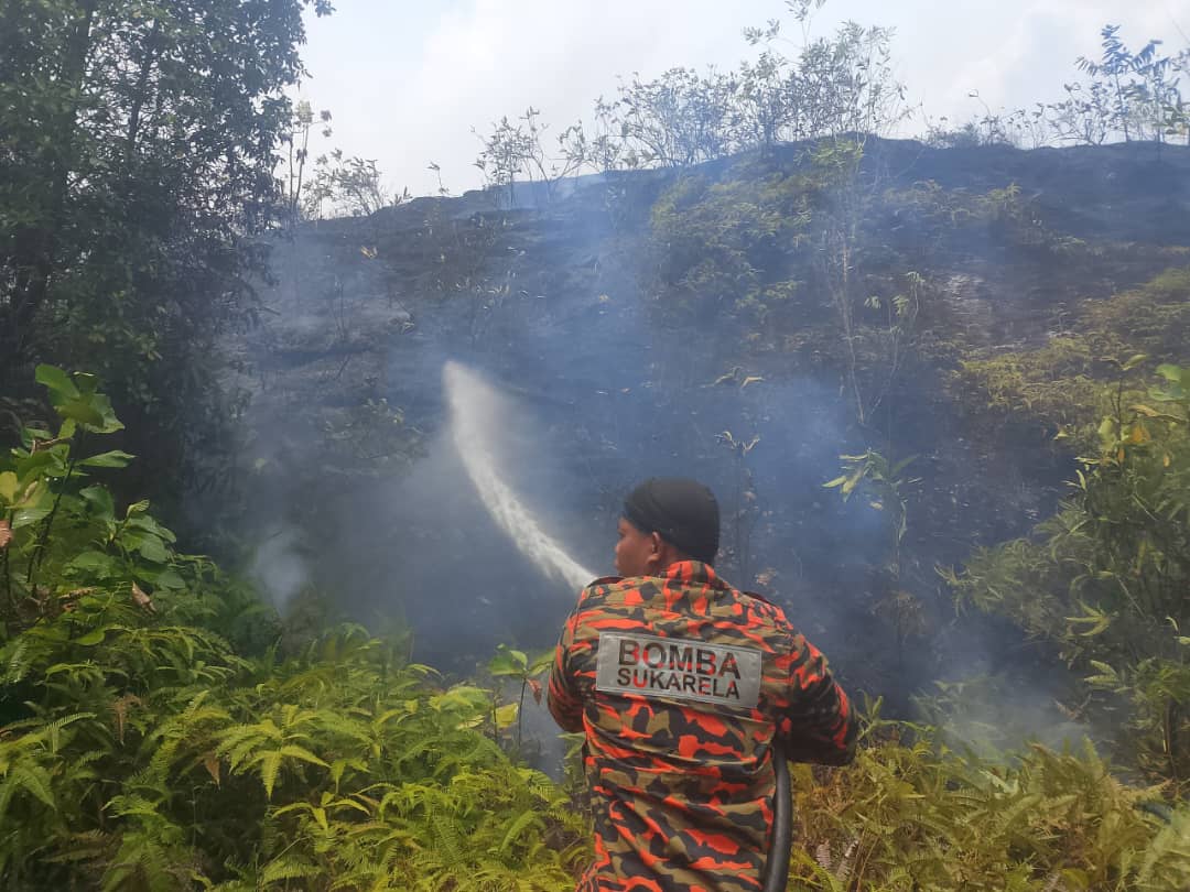 kebakaran belukar Tebuk Panchor kebakaran hutan Perak, water bombing bomba, Gunung Semanggol kebakaran, bomba Perak, Tebuk Panchor terbakar, Tasik Bukit Merah