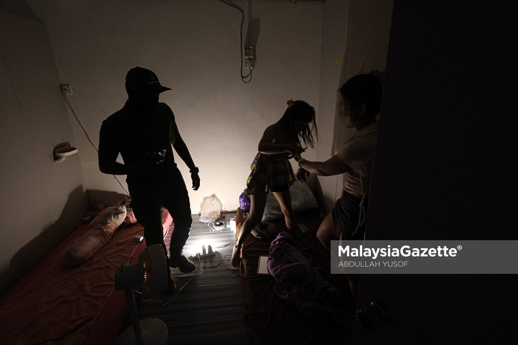 13 rumah urut tawar khidmat seks diserbu, tahan 54 warga asing