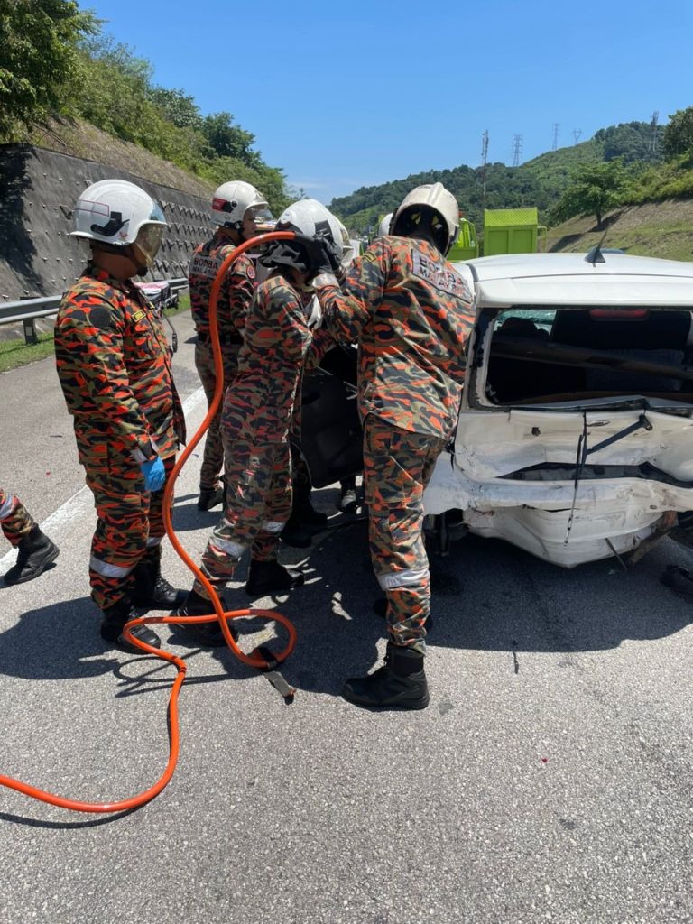 Lima wanita cedera kemalangan dua Myvi di Slim River
