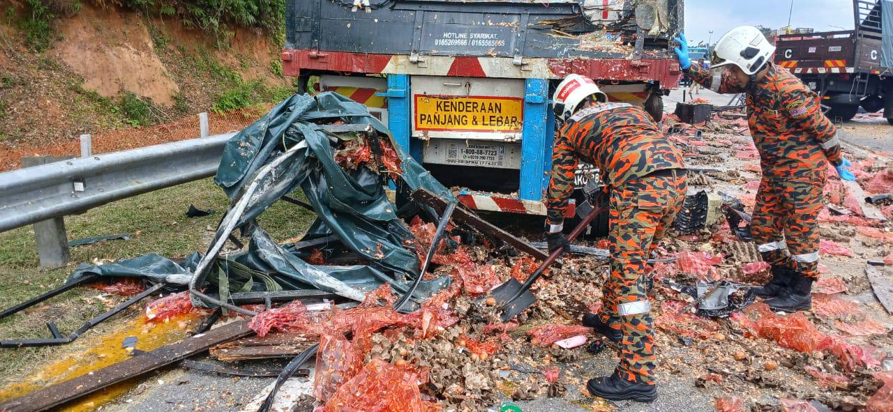 Kemalangan maut lori muatan telur di Lebuhraya PLUS kemalangan maut Tanjung Malim, lori muatan telur rempuh lori simen, kemalangan PLUS arah selatan, dua pemandu maut PLUS Sungkai Slim River, tragedi lebuh raya Perak