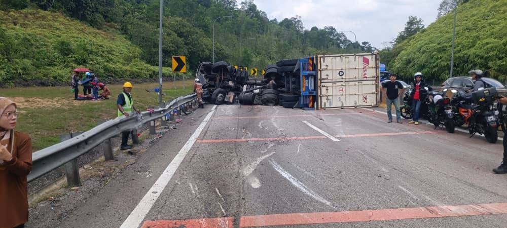 Treler terbabas PLUS kemalangan lebuh raya PLUS, trafik sesak Terowong Menora, treler bawa sabun terbabas, kemalangan arah utara PLUS, berita kemalangan Ipoh