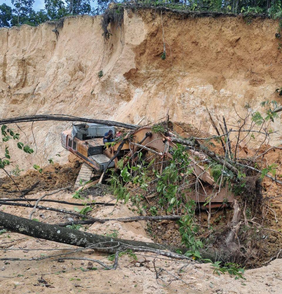 pemandu jengkaut maut kemalangan kuari Perak, runtuhan tanah Ipoh, tragedi jengkaut Simpang Pulai, berita kemalangan Perak, mangsa tertimbus tanah, bomba Perak, Keramat Pulai