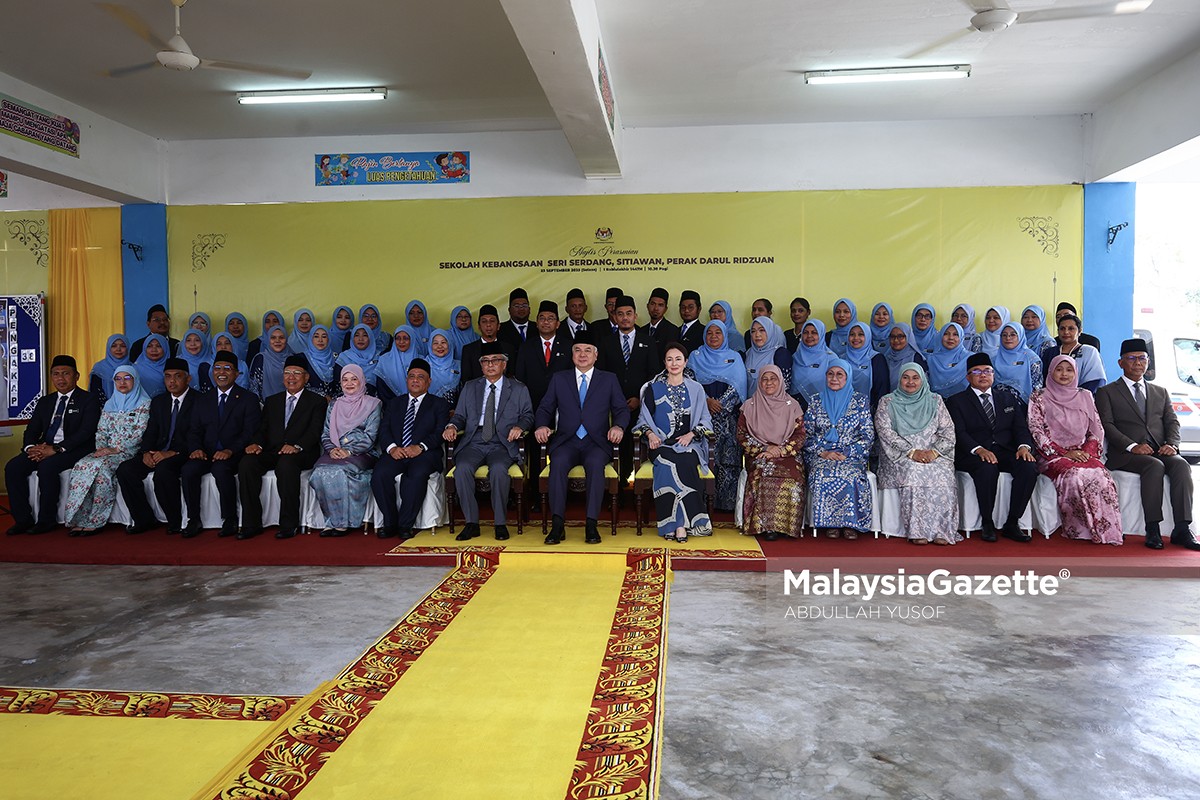 Sultan Nazrin rasmi SK Seri Serdang Sultan Perak Sultan Nazrin Muizzuddin Shah, SK Seri Serdang Sitiawan, sekolah baharu Manjung, sejarah SK Seri Serdang, Fadhlina Sidek pendidikan Perak, Saarani Mohamad, pendidikan Perak