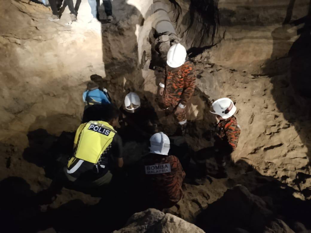 pekerja maut tertimbus tanah rebak Bota tragedi tanah rebak Perak, pekerja tertimbus ketika korek tanah, kemalangan kerja pemasangan paip, JBPM Perak, pekerja maut di Parit, tanah runtuh kampung Teluk Kepayang