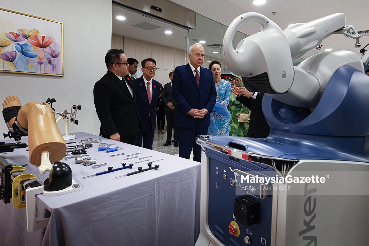 Sultan Nazrin rasmi Pusat Perubatan Sunway Ipoh Sultan Perak Sultan Nazrin Muizzuddin Shah, Tuanku Zara Salim, Sunway Medical Centre Ipoh, Pusat Perubatan Sunway Ipoh, hospital swasta Perak, Saarani Mohamad, Jeffrey Cheah, perasmian hospital Ipoh, Sunway Healthcare Group, teknologi perubatan robotik, hospital berteknologi tinggi Perak
