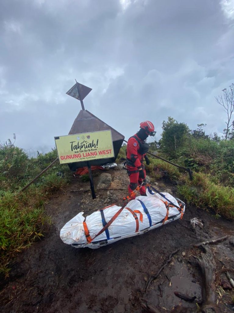 Jenazah Allahyarham Mustaqqeem selamat dibawa turun dari Gunung Liang