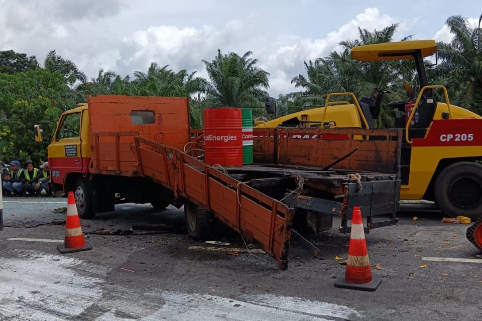 Lelaki maut kemalangan di Kamunting kemalangan maut Taiping, kemalangan di Kamunting, lelaki maut tersepit, Proton Waja langgar lori, kemalangan jalan raya Perak, lori baiki jalan, JBPM Perak, bomba Kamunting, Jalan Air Puteh, kemalangan tragis Perak, mangsa kemalangan maut