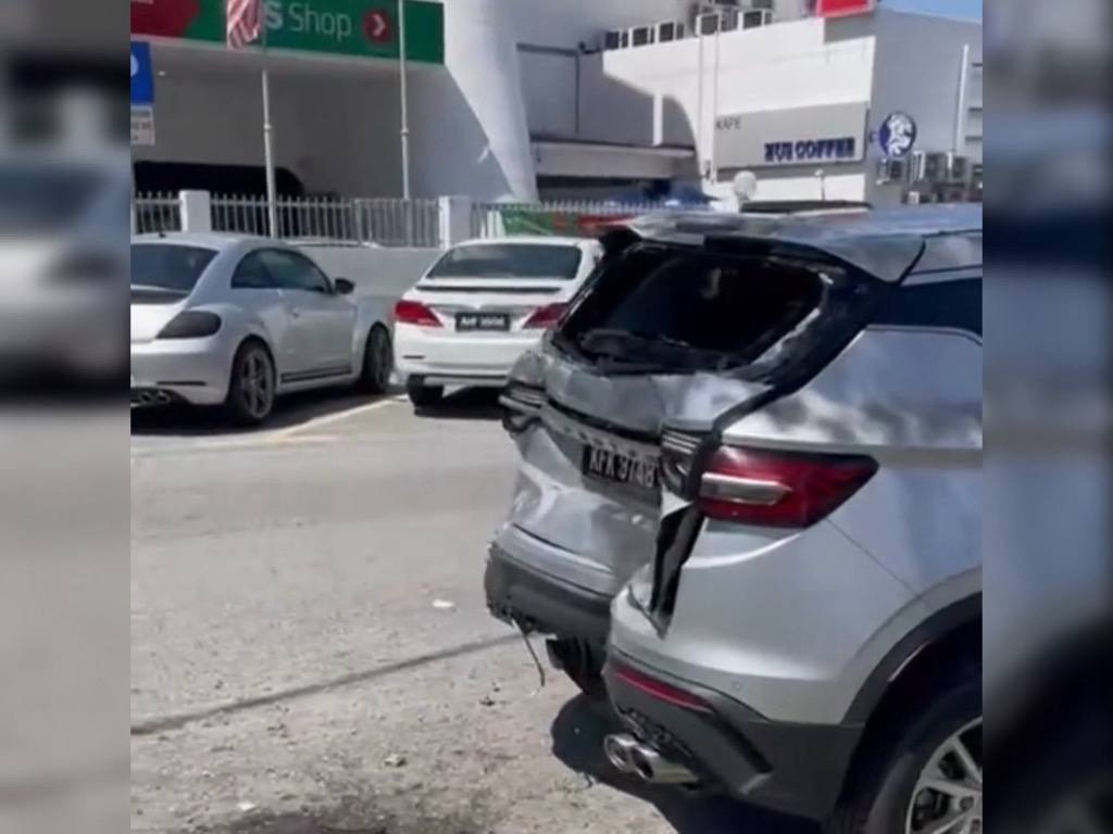Kemalangan enam kereta di parkir KTM Ipoh van langgar enam kereta, kemalangan parkir KTM Ipoh, polis kesan pemandu van, Abang Zainal Abidin Abang Ahmad, kemalangan tular Ipoh, berita kemalangan Perak