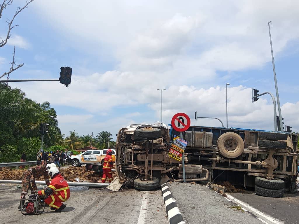 pemandu lori maut di Sitiawan kemalangan jalan raya Perak, lori hampas sawit, JBPM Perak, bomba Sitiawan, Ladang Lekir, Kampung Batu 12 Lekir, kemalangan maut Manjung, Toyota Hilux, pemandu lori tersepit, operasi menyelamat bomba