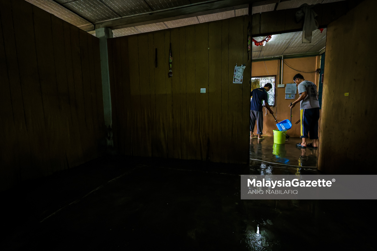 MalaysiaGazette hulur sumbangan MalaysiaGazette, MG Perak, Banjir kilat Perak, Bantuan banjir, Sumbangan MG, Kampung Dew, Simpang Empat, Empangan Bukit Merah, Kemanusiaan, Wartawan MalaysiaGazette, Reza A. Hamid, Jamilah Ghazali, Kemanusiaan Malaysia, Banjir di Kerian