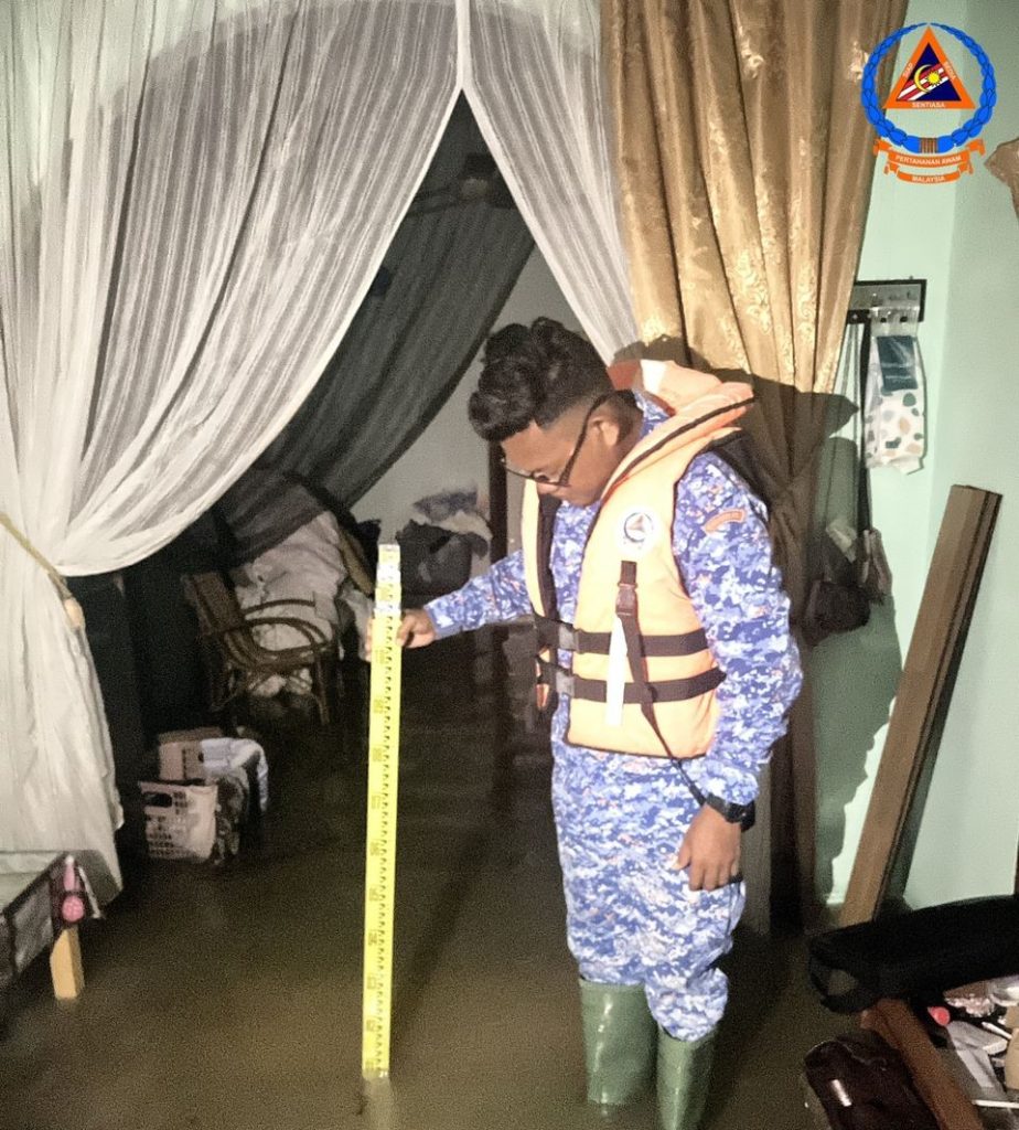 Air laut melimpah ke rumah penduduk akibat ban pecah