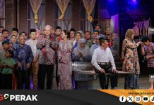 Sultan Nazrin Berkenan Menonton Teater Datuk Lat ‘Kampung Boy’