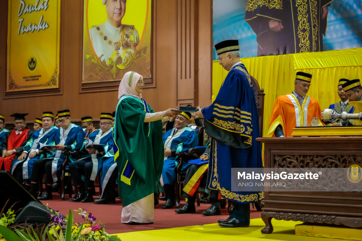 Penerima Anugerah Tuanku Canselor USAS Anugerah Tuanku Canselor USAS Konvokesyen ke-18 Roselind Nadiera Talib Graduan Syariah USAS Cita-cita peguam syarie Sultan Nazrin Muizzuddin Shah Konvokesyen Universiti Sultan Azlan Shah Peguam syarie muda Inspirasi graduan USAS