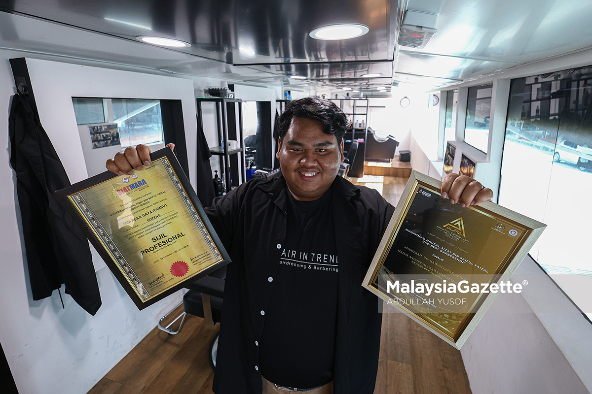 gunting rambut dalam bas Ipoh Hit Barber Bas Ipoh usahawan muda Perak gunting rambut unik perniagaan gunting rambut MARA Program Hair in Trend MARA barber bas Malaysia