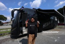 Ibu pendorong Naufal hidupkan Hit Barber Bas Ipoh gunting rambut dalam bas Ipoh Hit Barber Bas Ipoh usahawan muda Perak gunting rambut unik perniagaan gunting rambut MARA Program Hair in Trend MARA barber bas Malaysia