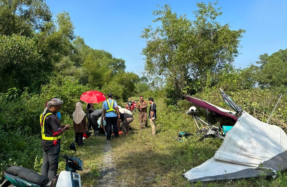 Pesawat Microlight terhempas Taiping Kemalangan pesawat ringan Insiden Microlight Taiping Lapangan Terbang Tekah IPD Taiping Dua cedera pesawat terhempas Mohamad Nasir Ismail Kemalangan udara Perak Microlight crash Taiping Keselamatan penerbangan kecil