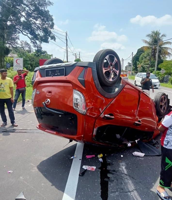 wanita tersepit kemalangan di Tapah kemalangan jalan raya Tapah kereta terbalik rempuh Bezza kemalangan Perodua Axia JBPM Perak operasi menyelamat wanita cedera kemalangan Perak