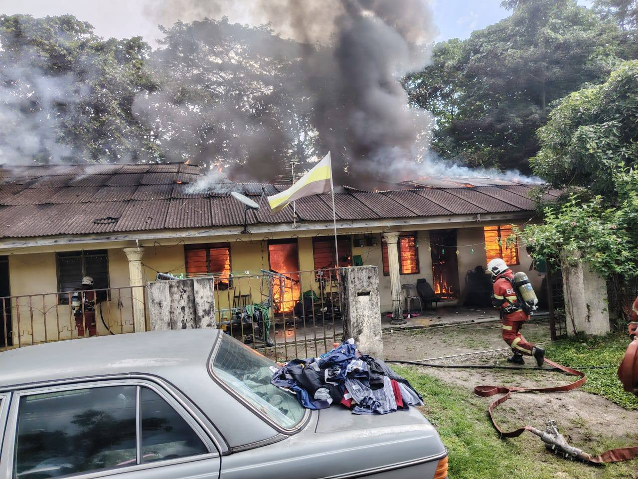 kebakaran rumah Menglembu kebakaran di Kampung Kuala Pari, bomba Perak, mangsa kebakaran PPS, operasi bomba Perak, rumah terbakar Menglembu, Pusat Pemindahan Sementara Perak