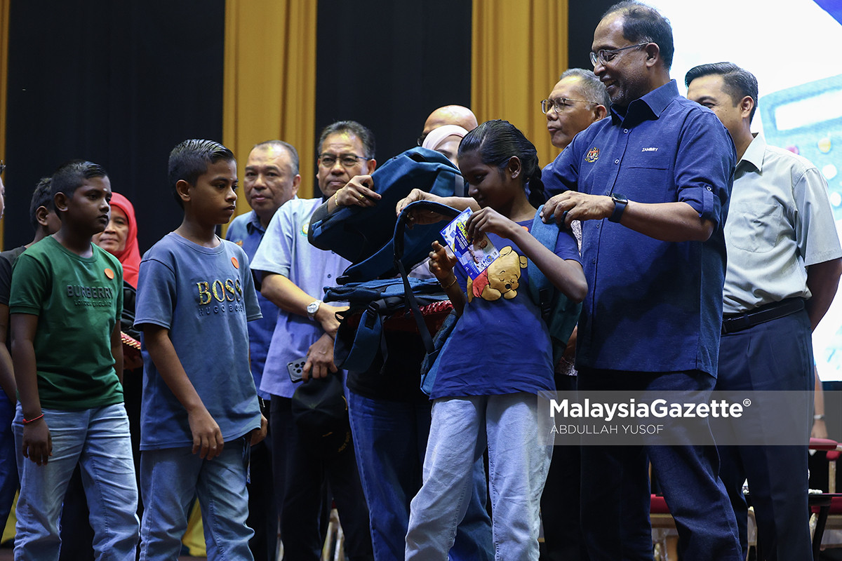 sumbangan back to school Parlimen Lumut bantuan persekolahan Parlimen Lumut, program back to school KPT, sumbangan pelajar Lumut, bantuan SSPN PTPTN, Dr Zambry Abd Kadir Lumut