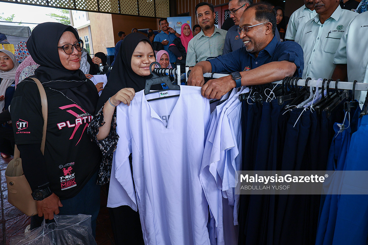 sumbangan back to school Parlimen Lumut bantuan persekolahan Parlimen Lumut, program back to school KPT, sumbangan pelajar Lumut, bantuan SSPN PTPTN, Dr Zambry Abd Kadir Lumut