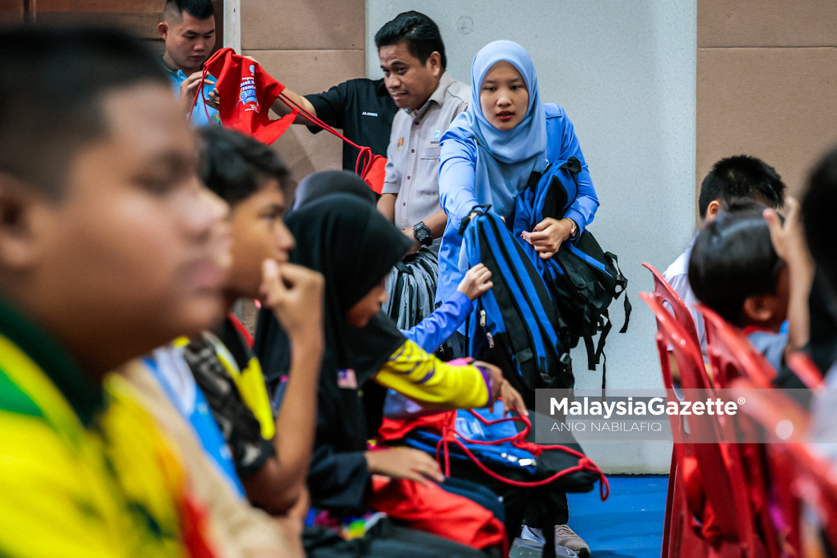 100 anak nelayan Hilir Perak terima bantuan persekolahan bantuan persekolahan anak nelayan, Program MADANI Anak Nelayan Kembali Ke Sekolah, LKIM Hilir Perak, kebajikan anak nelayan, bantuan pendidikan nelayan, kelengkapan sekolah anak nelayan, inisiatif LKIM