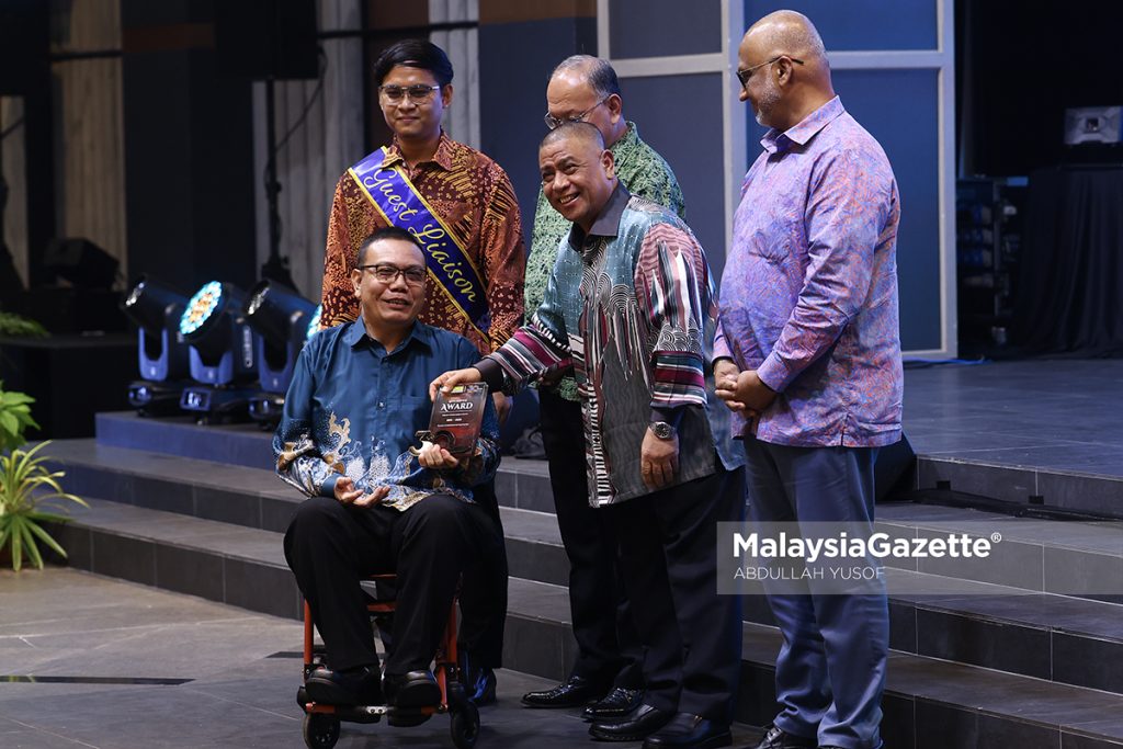 Sultan Perak berangkat ke Majlis Makan Malam sambutan ulang tahun ke-30 Lumut Port