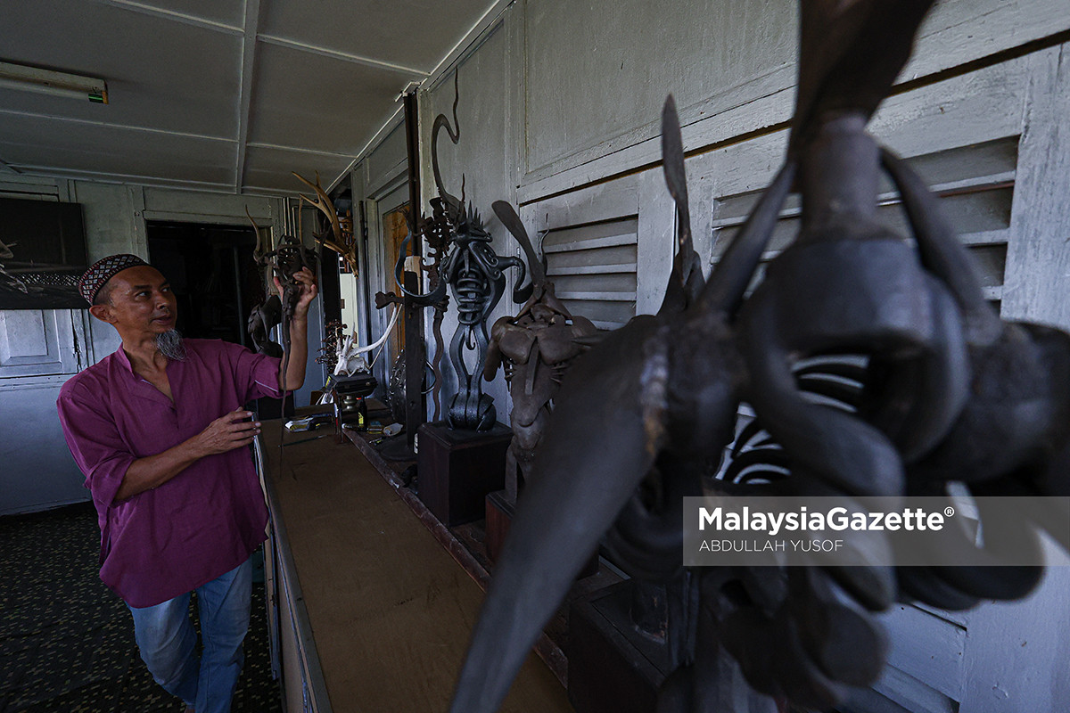 arca besi Raja Shahriman pengarca Raja Shahriman Raja Aziddin, seni arca besi Malaysia, arca tempa besi tradisional, seni arca Kuala Kangsar, pengarca tersohor negara, seni visual Malaysia