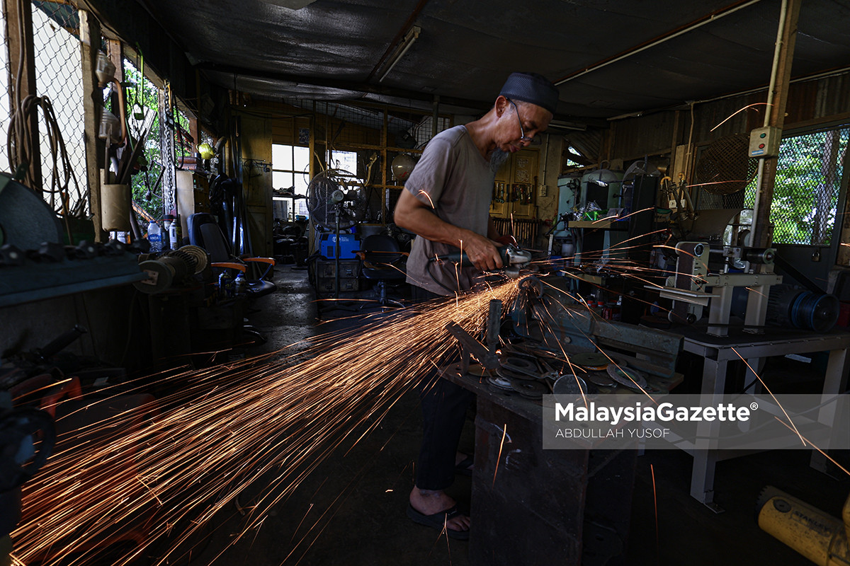 arca besi Raja Shahriman pengarca Raja Shahriman Raja Aziddin, seni arca besi Malaysia, arca tempa besi tradisional, seni arca Kuala Kangsar, pengarca tersohor negara, seni visual Malaysia