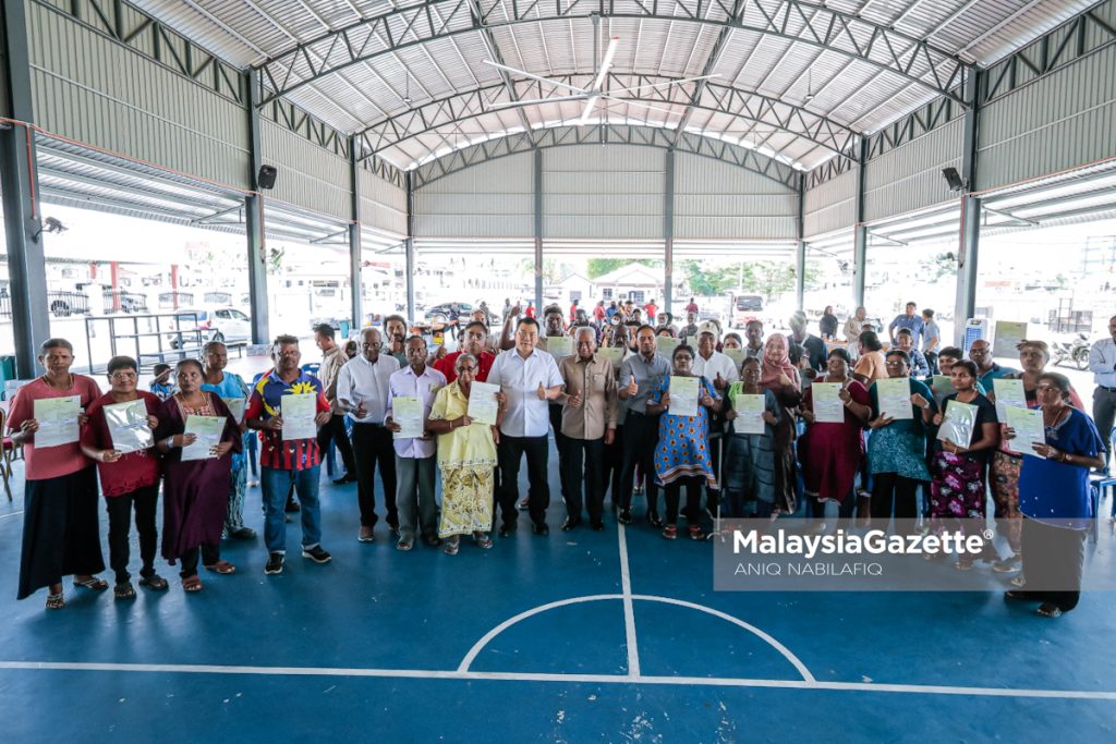 Bekas pekerja ladang terima geran, rancang bina rumah
