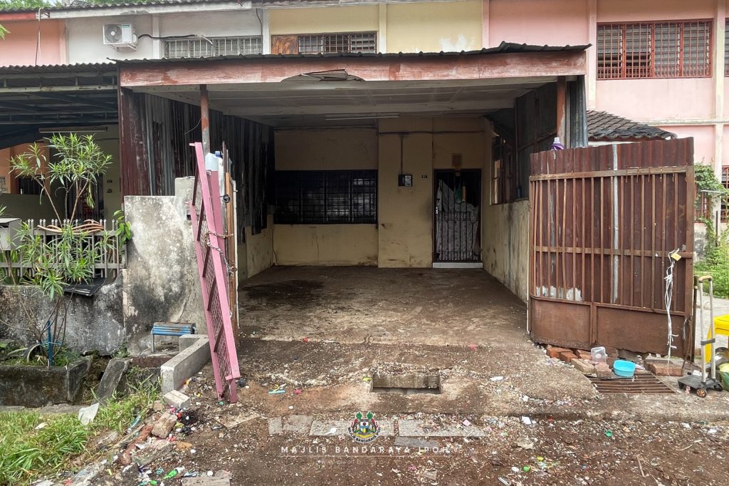 Enam kali rumah dibersihkan, warga emas masih degil kumpul sampah