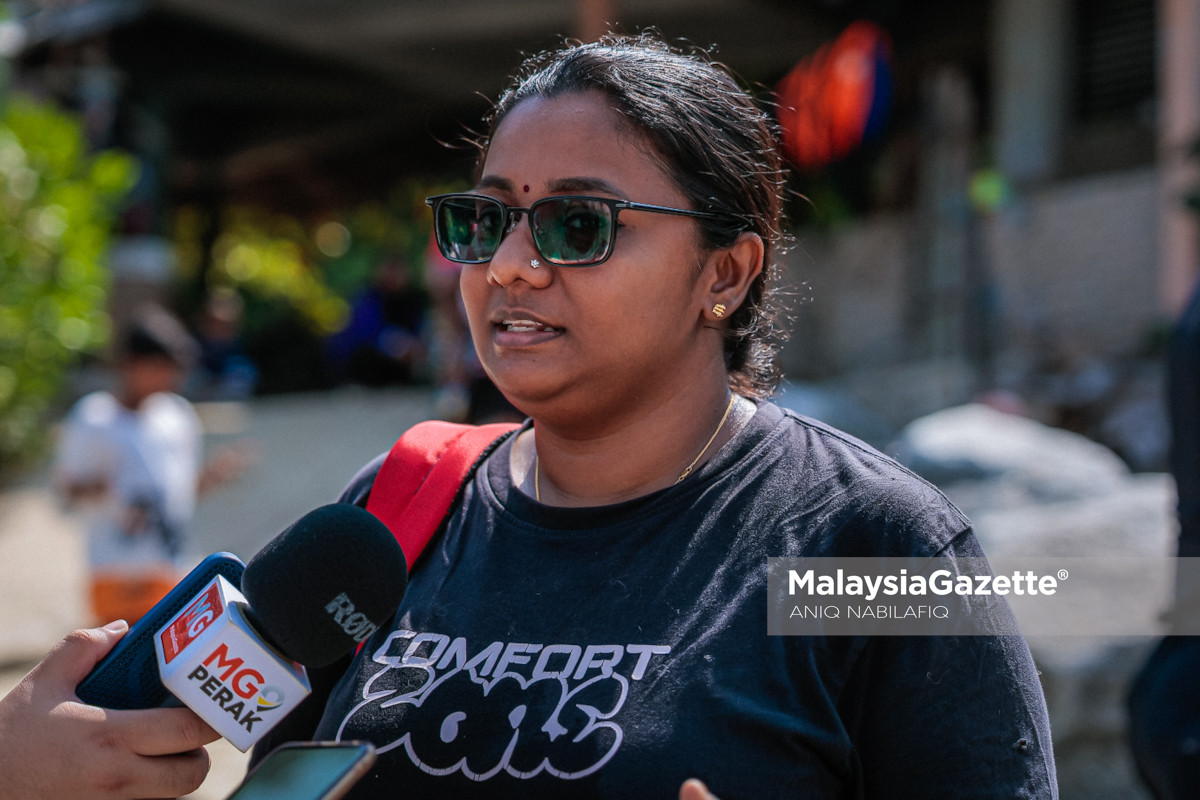pengunjung jalan di laut terbelah Pulau Pangkor pengalaman laut terbelah Pulau Pangkor, Pantai Teluk Nipah Pangkor, jalan kaki ke Pulau Giam, fenomena alam Pulau Pangkor, pelancong teruja Pangkor, cuti perayaan Pulau Pangkor