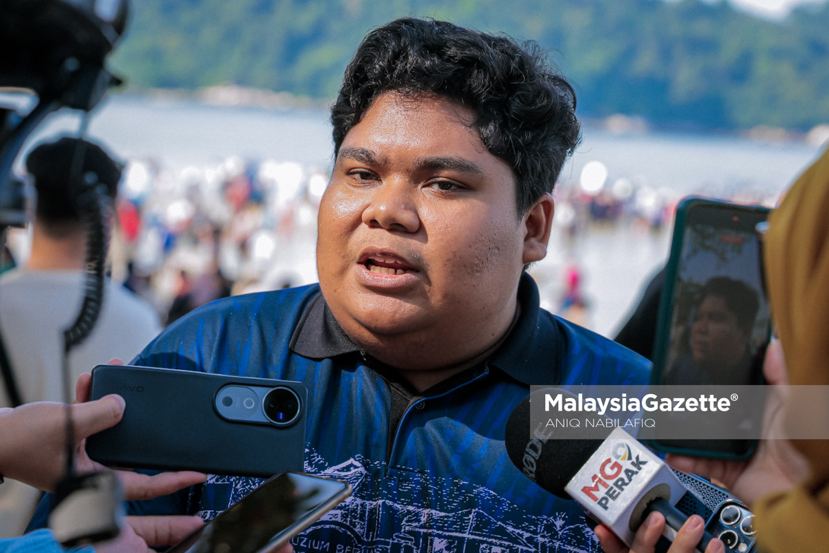 fenomena laut terbelah Pulau Pangkor fenomena air laut surut Pulau Pangkor, laut terbelah Teluk Nipah, Pulau Giam Pangkor, tarikan pelancongan Perak, cuti perayaan Pulau Pangkor, Pantai Teluk Nipah