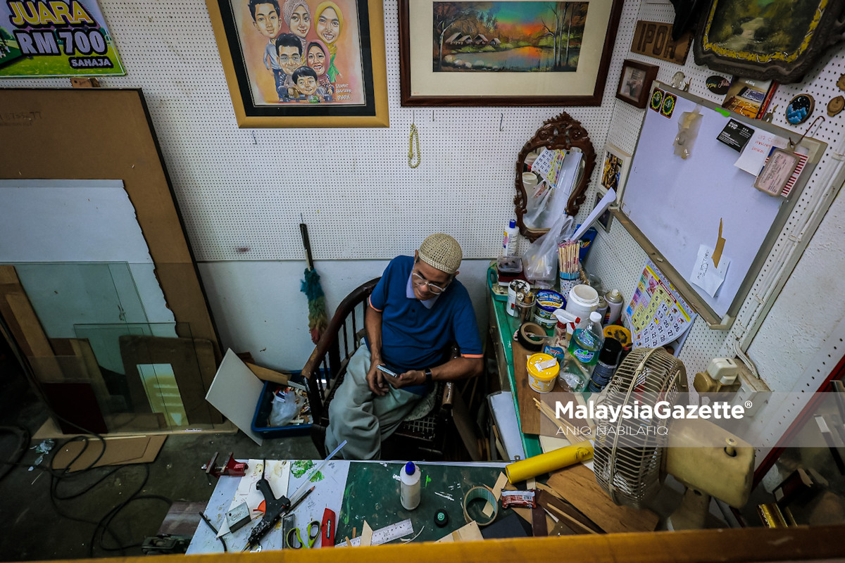 miniatur rumah tradisional Melayu replika rumah tradisional Melayu seni bina rumah Melayu tradisional rumah Kutai Perak warisan budaya Melayu tukang miniatur rumah Melayu Galeri Tisha Pasar Besar Ipoh seni pertukangan tradisional warisan Perak