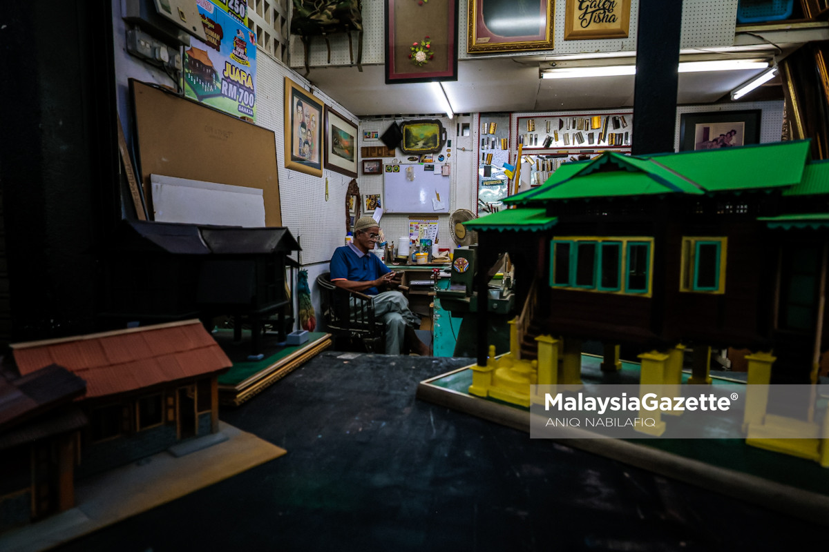miniatur rumah tradisional Melayu replika rumah tradisional Melayu seni bina rumah Melayu tradisional rumah Kutai Perak warisan budaya Melayu tukang miniatur rumah Melayu Galeri Tisha Pasar Besar Ipoh seni pertukangan tradisional warisan Perak