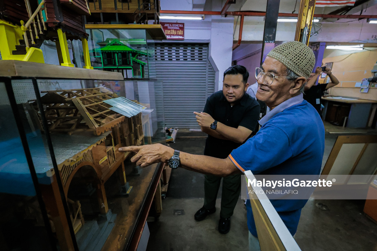 miniatur rumah tradisional Melayu replika rumah tradisional Melayu seni bina rumah Melayu tradisional rumah Kutai Perak warisan budaya Melayu tukang miniatur rumah Melayu Galeri Tisha Pasar Besar Ipoh seni pertukangan tradisional warisan Perak