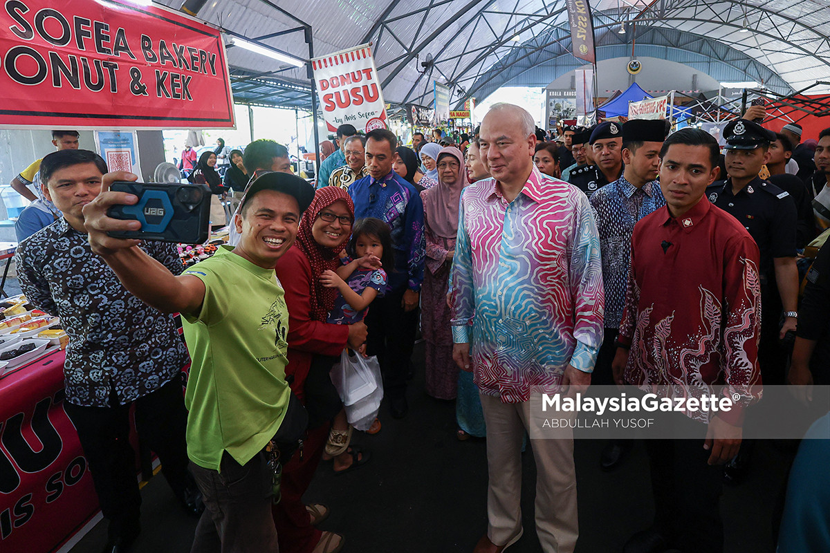 Sultan Nazrin lawat bazar Ramadan Kuala Kangsar • Tuanku Zara bazar Ramadan • bazar Ramadan Kuala Kangsar • Sultan Perak lawatan bazar • bazar Arena Kuala Kangsar • keberangkatan Sultan Perak • aktiviti Ramadan Kuala Kangsar • Sultan Nazrin Tuanku Zara Sultan Nazrin bazar Ramadan Kuala Kangsar Tuanku Zara bazar Ramadan Arena • Sultan Perak pesan kurang gula • Pembayaran cashless bazar Ramadan Perak • Majlis berbuka puasa Istana Iskandariah