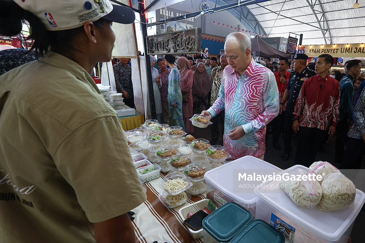 Sultan Nazrin lawat bazar Ramadan Kuala Kangsar • Tuanku Zara bazar Ramadan • bazar Ramadan Kuala Kangsar • Sultan Perak lawatan bazar • bazar Arena Kuala Kangsar • keberangkatan Sultan Perak • aktiviti Ramadan Kuala Kangsar • Sultan Nazrin Tuanku Zara Sultan Nazrin bazar Ramadan Kuala Kangsar Tuanku Zara bazar Ramadan Arena • Sultan Perak pesan kurang gula • Pembayaran cashless bazar Ramadan Perak • Majlis berbuka puasa Istana Iskandariah