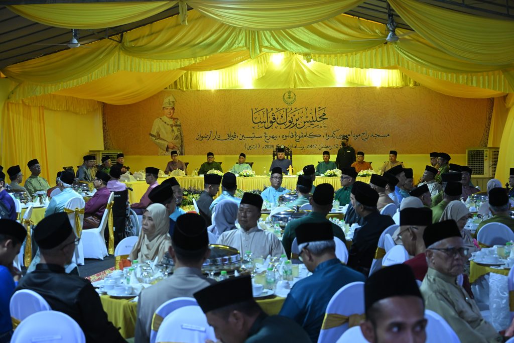 Sultan Nazrin berkenan berbuka puasa di Masjid Raja Muda Musa II