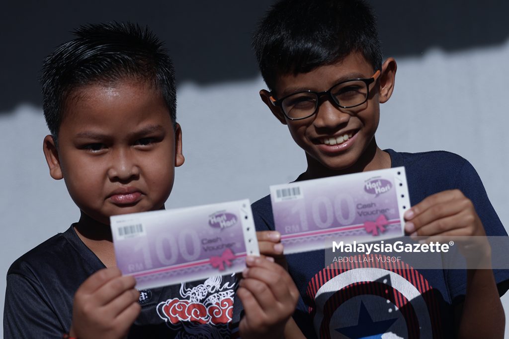 100 anak B40 DUN Ayer Kuning gembira terima baucar beli baju raya
