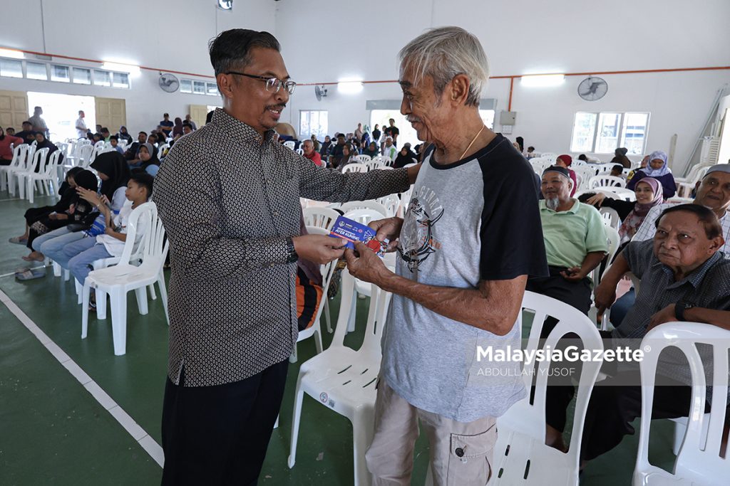 100 anak B40 DUN Ayer Kuning gembira terima baucar beli baju raya