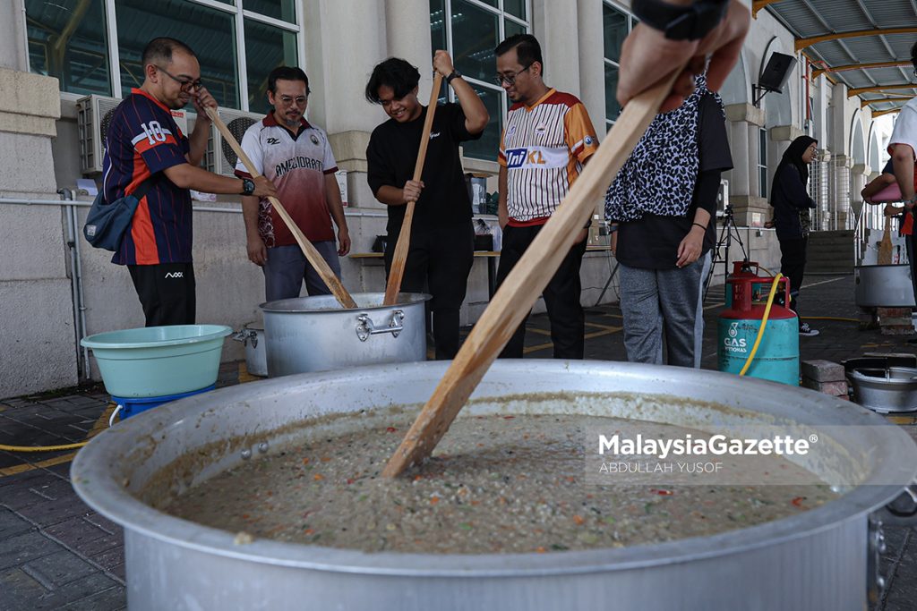 Bubur anak lebah tarikan Mega Bubur Lambuk UniKL RCMP
