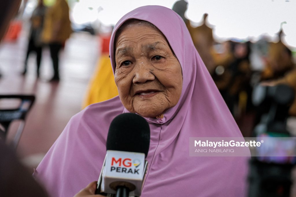 Penerima bantuan kali pertama guna baucar RM400 beli baju Raya anak