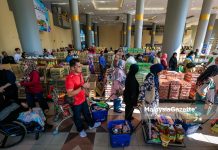 Orang ramai serbu PJRM Aidilfitri beli keperluan Raya Orang ramai serbu PJRM Aidilfitri beli keperluan Raya