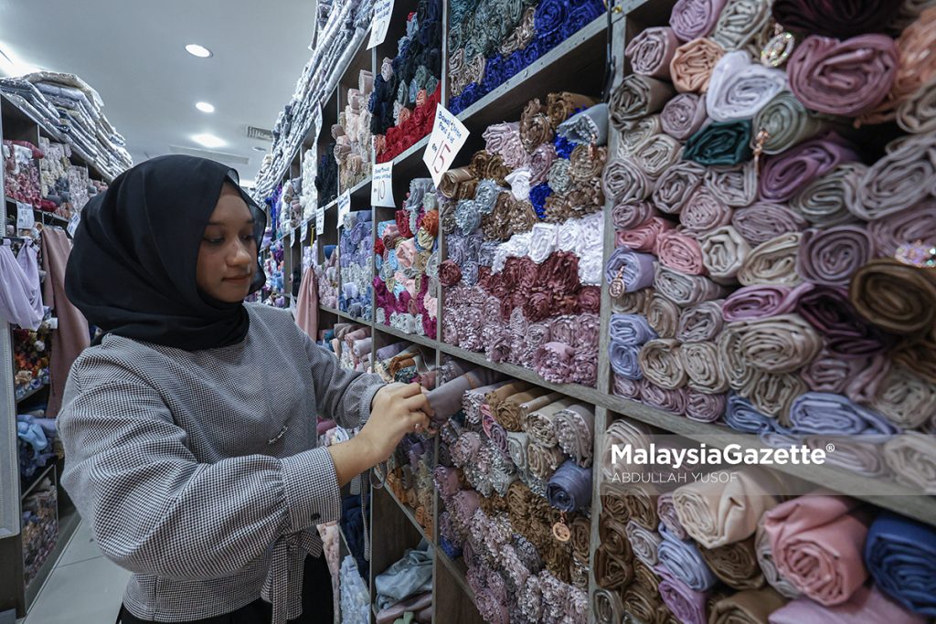 Peniaga pakaian Raya tarik nafas lega, jualan masih dapat sambutan