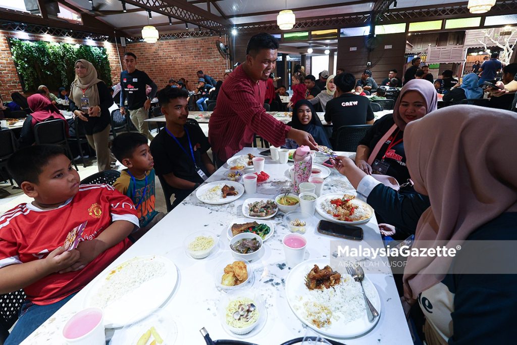 Bawa anak yatim berkonvoi lebih 100 km beli baju raya
