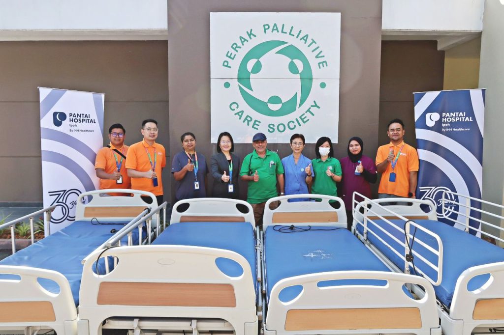 PHI sumbang katil pesakit bantu penjagaan paliatif, warga emas di Perak