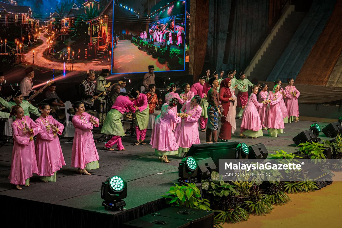 Sultan Nazrin Tuanku Zara Hari Raya Perak 2026 Majlis Hari Raya Perak Stadium Indera Mulia sambutan Aidilfitri peringkat negeri Perak Sultan Nazrin Tuanku Zara Ipoh rumah terbuka Perak 2026 sambutan Hari Raya kerajaan negeri kehadiran rakyat majlis Aidilfitri duit raya rumah kebajikan Perak